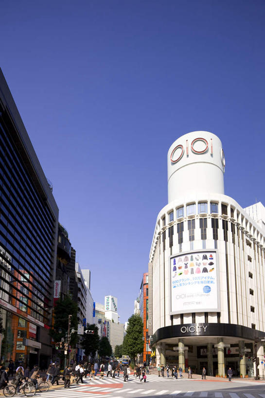 东方人,高楼大厦,商店,站,走,竖图,室外,白天,仰视,购物,度假,消费,草地,草坪,美景,植物,城市风光,超市,城市,大厦,道路,建筑,路,摩天大楼,人行横道,公路,东京,日本,亚洲,阴影,光线,影子,景观,云,云朵,人行道,交通,许多人,云彩,黄种人,娱乐,草,树,树木,蓝色,绿色,白云,蓝天,天空,阳光,自然,天,站着,一群人,享受,休闲,景色,放松,金融,百货,生长,成长,人行横道线,选购,贸易,百货公司,东亚,本州,关东地方,本州岛,日本国,东京都,血拼,男人,男性,年轻男性,年轻女性,女人,女性,亚洲人,斑马线,马路,步行,散步,站立,走路,彩图,低角度拍摄,全身,大楼,高层建筑,高楼,购物商场,购物中心,摩天楼,商业中心