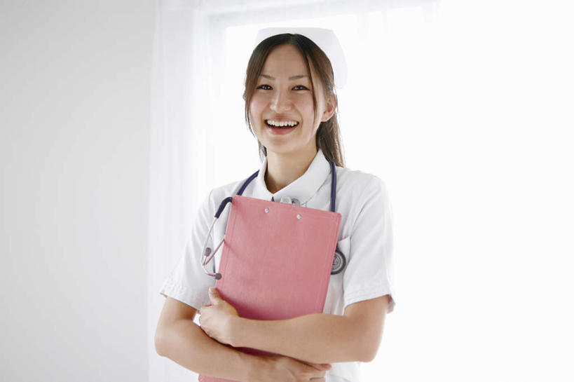 东方人,一个人,医生,站,捧,笑,摸,微笑,露齿笑,横图,室内,白天,正面,窗户,落地窗,帽子,亚洲,仅一个年轻女性,仅一个女性,仅一个人,抚摸,握,阴影,光线,材料,档案,文件,影子,墙,拿,拿着,注视,黄种人,玻璃窗,墙壁,墙面,一个,粉色,白色,阳光,听诊器,资料,观察,看,站着,张嘴,医护人员,医疗人员,握着,单个,观看,察看,医疗设备,白大褂,关注,文档,张大嘴巴,一顶,年轻女性,女人,女性,亚洲人,大夫,张开嘴,触摸,端,端着,接触,捧着,手捧,站立,半身,彩图