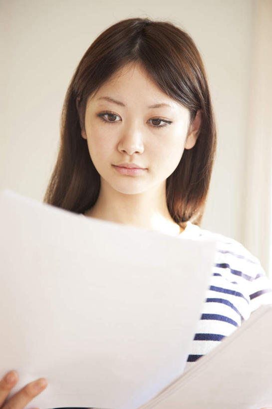 东方人,头发,一个人,站,笑,摸,微笑,露齿笑,竖图,室内,白天,正面,亚洲,仅一个年轻女性,仅一个女性,仅一个人,两张,抚摸,握,阴影,条纹,服装,光线,影子,纸,墙,拿,拿着,注视,休闲装,黄种人,墙壁,墙面,衣服,白色,黑色,阳光,低头,观察,看,站着,休闲,休闲服,握着,服饰,观看,察看,关注,年轻女性,女人,女性,亚洲人,长发,触摸,接触,站立,半身,彩图