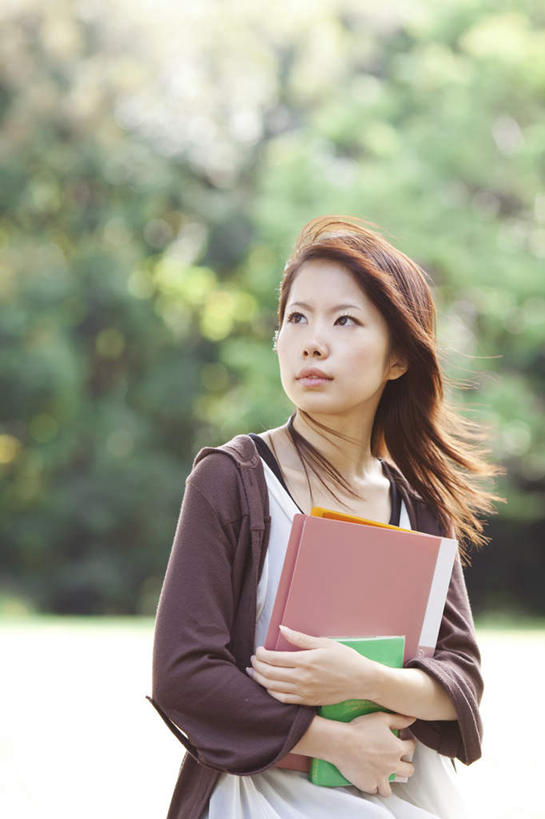 东方人,头发,一个人,站,捧,笑,摸,微笑,露齿笑,竖图,室外,白天,正面,旅游,度假,草地,草坪,植物,书籍,亚洲,仅一个年轻女性,仅一个女性,仅一个人,许多,抚摸,握,阴影,服装,朦胧,模糊,光线,影子,拿,拿着,扭头,注视,休闲装,黄种人,娱乐,草,树,树木,衣服,绿色,黑色,灰色,阳光,自然,观察,看,站着,转头,享受,休闲,休闲服,放松,握着,服饰,生长,成长,观看,察看,关注,年轻女性,女人,女性,亚洲人,长发,书,图书,触摸,端,端着,接触,捧着,手捧,站立,半身,彩图