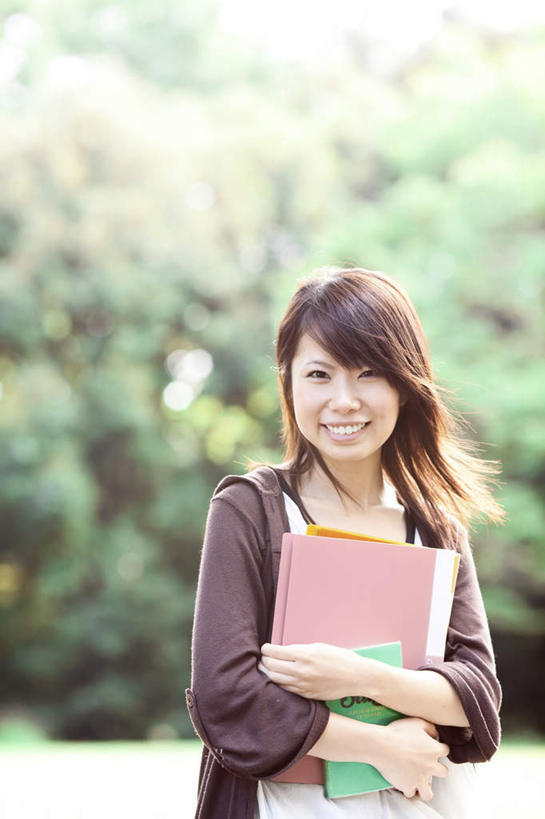 东方人,头发,一个人,站,捧,笑,摸,微笑,露齿笑,竖图,室外,白天,正面,旅游,度假,草地,草坪,植物,书籍,亚洲,仅一个年轻女性,仅一个女性,仅一个人,许多,抚摸,握,阴影,服装,朦胧,模糊,光线,影子,拿,拿着,注视,休闲装,黄种人,娱乐,草,树,树木,衣服,红色,蓝色,绿色,黑色,灰色,蓝天,天空,阳光,自然,天,观察,看,站着,享受,休闲,休闲服,放松,握着,服饰,生长,成长,观看,察看,关注,年轻女性,女人,女性,亚洲人,长发,书,图书,触摸,端,端着,接触,捧着,手捧,站立,半身,彩图