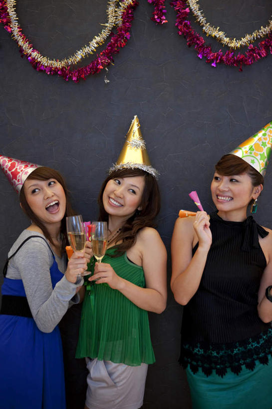 东方人,三个人,站,举,笑,摸,微笑,露齿笑,竖图,室内,白天,正面,成功,合作,团队,集体,信心,帽子,亚洲,一排,抚摸,握,服装,节日,庆祝,整齐,装饰,墙,拿,拿着,扭头,注视,休闲装,黄种人,文化,队伍,墙壁,墙面,排列,衣服,黄色,红色,蓝色,绿色,黑色,彩带,观察,看,托,站着,张嘴,转头,庆典,休闲,休闲服,握着,服饰,观看,纪念,华丽,修饰,点缀,察看,成就,队列,关注,合伙,张大嘴巴,衬托,美观,雅致,雅观,三顶,年轻女性,女人,女性,亚洲人,张开嘴,触摸,接触,举起,举手,举着,向上举,向上伸,向上托,站立,半身,彩图