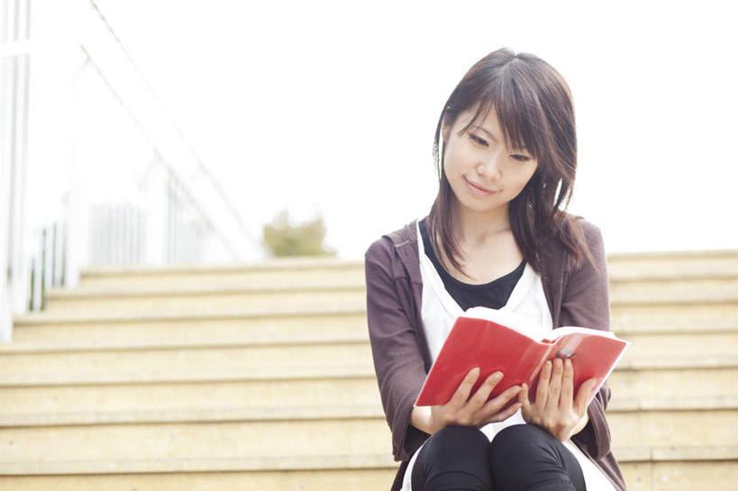 东方人,头发,一个人,坐,捧,笑,摸,微笑,露齿笑,横图,室外,白天,正面,旅游,度假,植物,地板,楼梯,书籍,亚洲,仅一个年轻女性,仅一个女性,仅一个人,一本,抚摸,握,阴影,服装,光线,影子,阶梯,地面,拿,拿着,注视,休闲装,黄种人,娱乐,木地板,台阶,树,树木,衣服,红色,绿色,黑色,灰色,阳光,自然,打开,低头,观察,看,享受,休闲,休闲服,放松,握着,服饰,生长,成长,观看,察看,开启,关注,年轻女性,女人,女性,亚洲人,长发,书,图书,触摸,端,端着,接触,捧着,手捧,坐着,半身,彩图