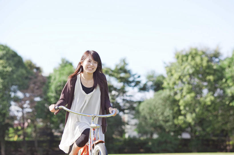 东方人,头发,一个人,坐,笑,微笑,露齿笑,横图,室外,白天,正面,旅游,度假,草地,草坪,植物,自行车,亚洲,仅一个年轻女性,仅一个女性,仅一个人,一辆,握,阴影,服装,光线,影子,云,云朵,云彩,注视,休闲装,黄种人,娱乐,车,脚踏车,草,树,树木,骑,衣服,蓝色,绿色,白色,黑色,白云,蓝天,天空,阳光,自然,交通工具,天,观察,看,享受,休闲,休闲服,放松,握着,服饰,生长,成长,观看,察看,关注,载具,年轻女性,女人,女性,亚洲人,长发,坐着,半身,彩图