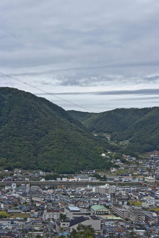 无人,家,竖图,俯视,室外,白天,旅游,度假,草地,草坪,美景,山,山脉,植物,日本,亚洲,阴影,光线,影子,房屋,屋子,景观,山峰,云,云朵,山峦,云彩,娱乐,楼房,住宅,草,树,树木,蓝色,绿色,白云,蓝天,天空,阳光,自然,群山,天,享受,休闲,景色,放松,生长,成长,自然风光,东亚,本州,关东地方,本州岛,日本国,栃木,栃木县,彩图,高角度拍摄,房子