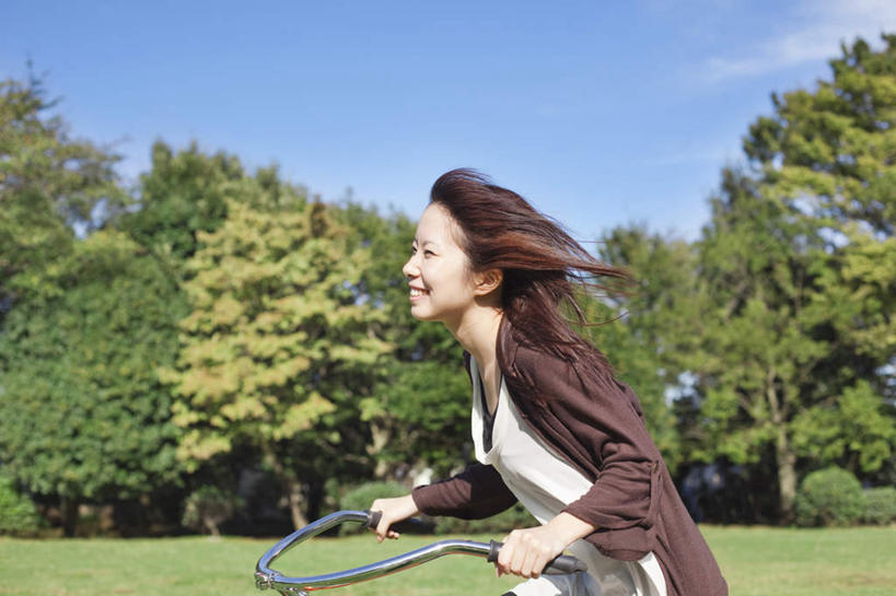 东方人,头发,一个人,站,笑,微笑,露齿笑,横图,室外,白天,侧面,旅游,度假,草地,草坪,植物,自行车,亚洲,仅一个年轻女性,仅一个女性,仅一个人,一辆,握,阴影,服装,光线,影子,云,云朵,云彩,注视,休闲装,黄种人,娱乐,车,脚踏车,草,树,树木,衣服,蓝色,绿色,黑色,灰色,白云,蓝天,天空,阳光,自然,交通工具,天,观察,看,站着,享受,休闲,休闲服,放松,握着,服饰,生长,成长,观看,察看,关注,载具,年轻女性,女人,女性,亚洲人,长发,站立,半身,彩图