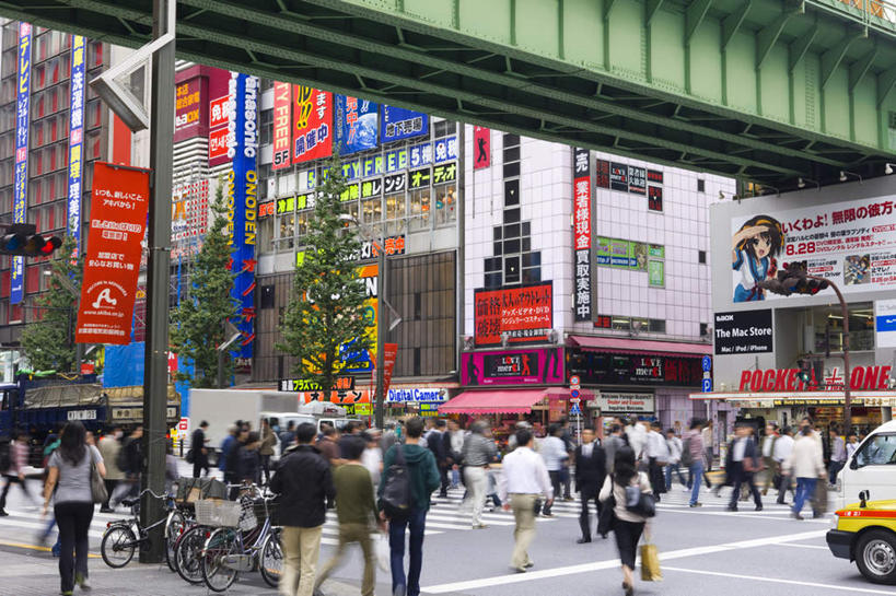 东方人,高楼大厦,商店,站,走,横图,室外,白天,正面,购物,度假,消费,美景,植物,城市风光,超市,城市,大厦,道路,建筑,路,路灯,摩天大楼,人行横道,指示牌,公路,汽车,照明,东京,日本,亚洲,标志,文字,景观,人行道,灯光,交通,许多人,黄种人,娱乐,标识,车,灯,树,树木,绿色,自然,交通工具,轿车,站着,一群人,享受,休闲,景色,放松,金融,百货,生长,成长,照亮,照明设备,载具,人行横道线,选购,贸易,百货公司,东亚,本州,关东地方,本州岛,日本国,东京都,血拼,男人,男性,年轻男性,年轻女性,女人,女性,亚洲人,斑马线,马路,步行,散步,站立,走路,半身,彩图,大楼,高层建筑,高楼,购物商场,购物中心,摩天楼,商业中心