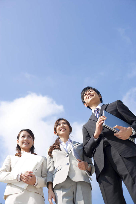 东方人,三个人,同事,商务人士,商务男性,商务女性,站,捧,笑,摸,微笑,露齿笑,竖图,室外,白天,仰视,衬衫,成功,合作,团队,集体,信心,亚洲,一排,抚摸,握,阴影,套装,整齐,光线,材料,档案,文件,影子,云,云朵,领带,拿,云彩,拿着,注视,黄种人,队伍,排列,蓝色,白云,蓝天,天空,阳光,资料,天,观察,看,站着,握着,观看,察看,领导,成就,队列,关注,文档,商务装,合伙,领袖,工薪阶层,男人,男性,年轻男性,年轻女性,女人,女性,亚洲人,白领,上班族,触摸,端,端着,接触,捧着,手捧,站立,半身,彩图,低角度拍摄,衬衣