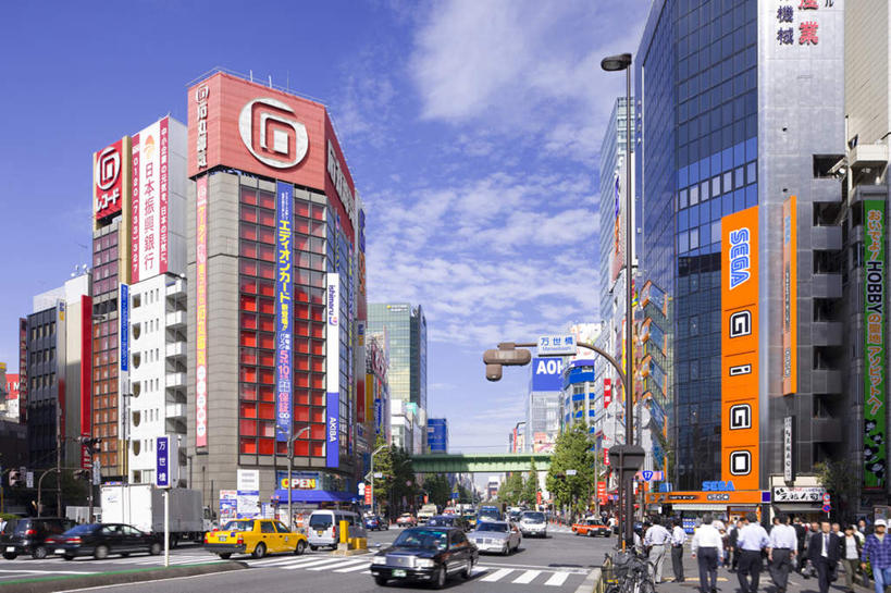 东方人,高楼大厦,商店,站,走,横图,室外,白天,正面,购物,度假,消费,美景,城市风光,超市,城市,大厦,道路,建筑,路,路灯,摩天大楼,人行横道,指示牌,公路,汽车,照明,东京,日本,亚洲,阴影,光线,标志,文字,影子,景观,云,云朵,人行道,灯光,交通,许多人,云彩,黄种人,娱乐,标识,车,灯,蓝色,白云,蓝天,天空,阳光,交通工具,轿车,天,站着,一群人,享受,休闲,景色,放松,金融,百货,照亮,照明设备,载具,人行横道线,选购,贸易,百货公司,东亚,本州,关东地方,本州岛,日本国,东京都,血拼,男人,男性,年轻男性,年轻女性,女人,女性,亚洲人,斑马线,马路,步行,散步,站立,走路,半身,彩图,大楼,高层建筑,高楼,购物商场,购物中心,摩天楼,商业中心