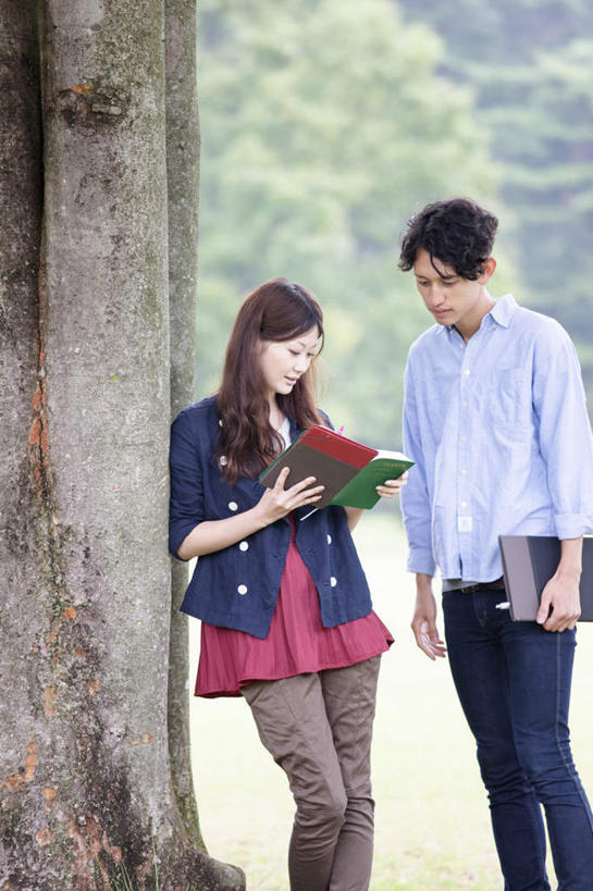 东方人,头发,两个人,家庭,夫妻,站,捧,笑,摸,微笑,露齿笑,竖图,室外,白天,正面,爱情,旅游,度假,草地,草坪,植物,亚洲,抚摸,握,阴影,服装,光线,影子,记事本,浪漫,拿,拿着,注视,休闲装,黄种人,娱乐,草,树,树木,衣服,蓝色,绿色,黑色,阳光,自然,本子,笔记本,低头,观察,看,靠,靠着,倚靠,站着,享受,休闲,温暖,温馨,一家人,休闲服,恩爱,放松,握着,恋人,服饰,生长,成长,观看,和睦,察看,倚着,关注,男人,男性,年轻男性,年轻女性,女人,女性,亚洲人,夫妇,情侣,触摸,端,端着,接触,捧着,手捧,站立,半身,彩图,伴侣,融洽