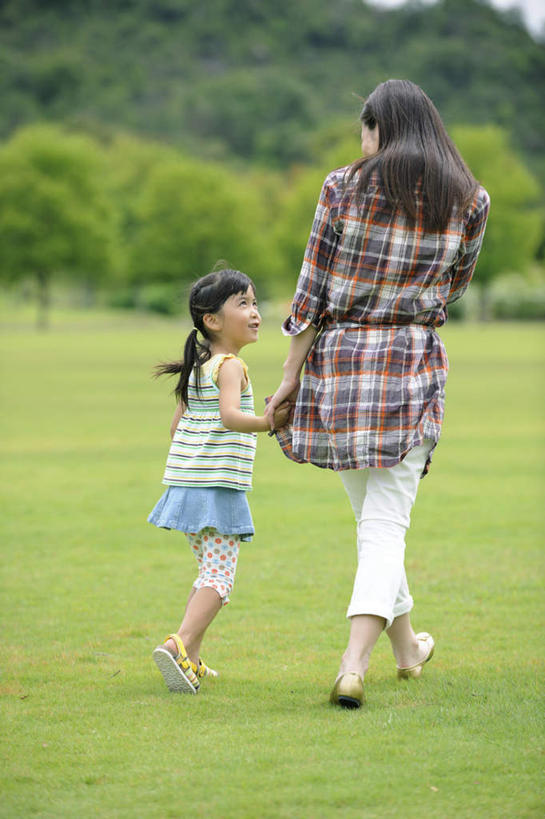 东方人,儿童,头发,两个人,家庭,母亲,女儿,站,握手,笑,摸,微笑,露齿笑,竖图,室外,白天,旅游,度假,纯洁,草地,草坪,植物,亚洲,抚摸,阴影,服装,光线,方格,影子,注视,休闲装,黄种人,娱乐,相视,草,树,树木,小孩,背面,衣服,蓝色,绿色,黑色,灰色,蓝天,天空,阳光,自然,天,观察,看,站着,享受,休闲,温暖,温馨,母女,一家人,面对面,休闲服,放松,可爱,母爱,童年,童趣,服饰,生长,成长,观看,对视,和睦,察看,关注,相对,童真,烂漫,无邪,相看,天真,年轻女性,女孩,女人,女性,亚洲人,孩子,年轻人,长发,触摸,接触,拉手,手拉手,手握手,站立,彩图,全身,融洽,女生