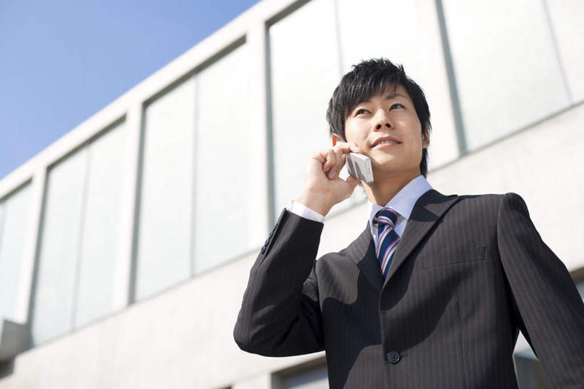 东方人,头发,一个人,商务人士,商务男性,站,举,笑,摸,打电话,微笑,露齿笑,横图,室外,白天,仰视,衬衫,旅游,度假,电话,手机,亚洲,仅一个男性,仅一个人,抚摸,握,阴影,套装,光线,影子,墙,领带,拿,拿着,注视,黄种人,娱乐,通讯设备,墙壁,墙面,仅一个年轻男性,蓝色,黑色,蓝天,天空,阳光,天,观察,看,托,站着,享受,休闲,放松,握着,观看,察看,关注,商务装,工薪阶层,一部,交流,男人,男性,年轻男性,亚洲人,长发,白领,上班族,触摸,沟通,接触,举起,举手,举着,通话,向上举,向上伸,向上托,站立,半身,彩图,低角度拍摄,衬衣