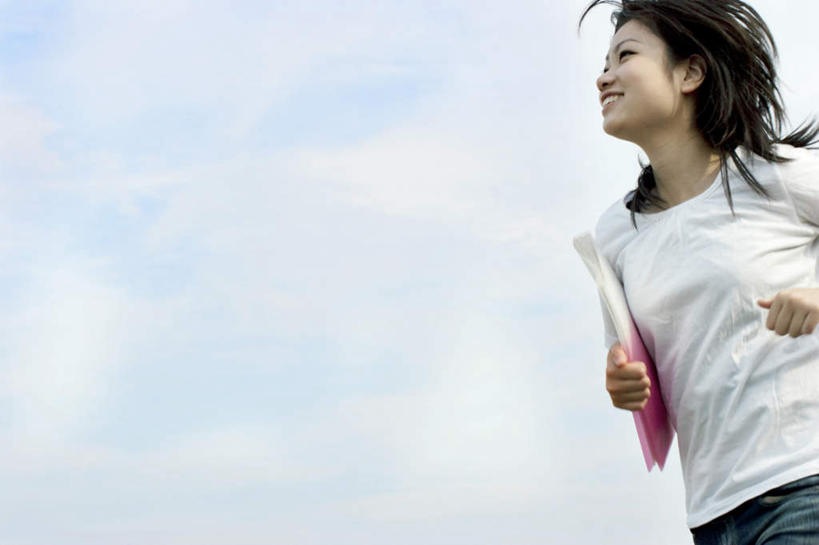 东方人,头发,一个人,站,跑,捧,笑,摸,微笑,露齿笑,横图,室外,白天,仰视,锻炼,旅游,度假,运动,书籍,亚洲,仅一个年轻女性,仅一个女性,仅一个人,一本,抚摸,握,阴影,服装,光线,影子,云,云朵,拿,云彩,拿着,注视,休闲装,黄种人,娱乐,衣服,蓝色,白色,黑色,白云,蓝天,天空,阳光,天,观察,看,站着,享受,休闲,休闲服,放松,握着,服饰,观看,察看,关注,体育,年轻女性,女人,女性,亚洲人,长发,书,图书,触摸,端,端着,接触,跑步,捧着,手捧,站立,半身,彩图,低角度拍摄,健身