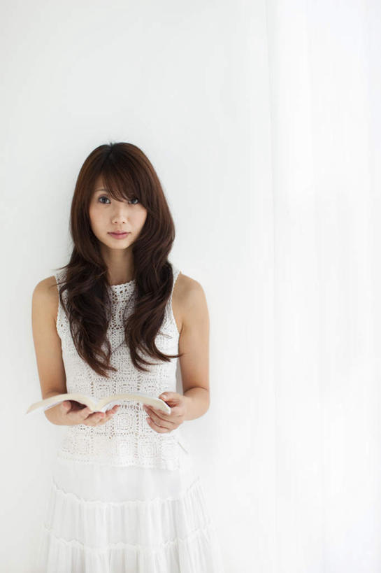 东方人,头发,一个人,站,捧,笑,摸,微笑,露齿笑,竖图,室内,白天,白色背景,正面,裙子,书籍,亚洲,仅一个年轻女性,仅一个女性,仅一个人,一本,抚摸,握,连衣裙,墙,拿,拿着,注视,黄种人,墙壁,墙面,白色,黑色,观察,看,靠,靠着,倚靠,站着,握着,摄影,影棚,观看,察看,倚着,关注,年轻女性,女人,女性,亚洲人,长发,书,图书,触摸,端,端着,接触,捧着,手捧,站立,半身,彩图,影棚拍摄,拍摄