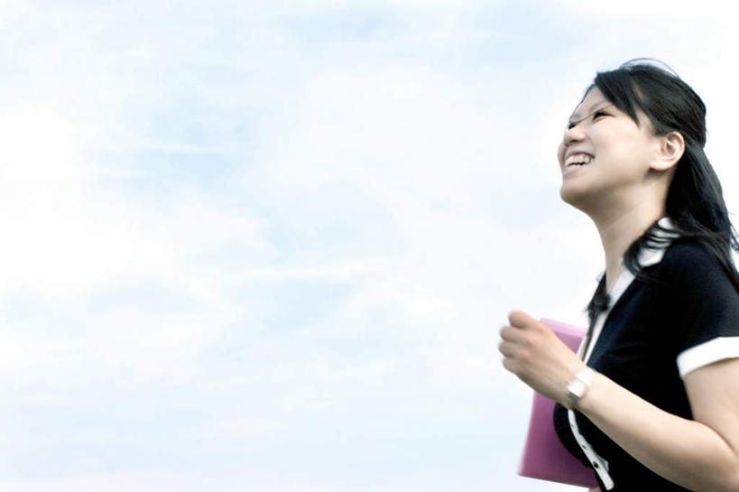 东方人,头发,一个人,站,捧,笑,摸,微笑,露齿笑,横图,室外,白天,仰视,旅游,度假,亚洲,仅一个年轻女性,仅一个女性,仅一个人,抚摸,握,阴影,服装,光线,材料,档案,文件,影子,云,云朵,拿,云彩,拿着,注视,休闲装,黄种人,娱乐,衣服,粉色,蓝色,黑色,白云,蓝天,天空,阳光,资料,天,观察,看,站着,享受,休闲,休闲服,放松,握着,服饰,观看,察看,关注,文档,年轻女性,女人,女性,亚洲人,触摸,端,端着,接触,捧着,手捧,抬头,仰头,站立,半身,彩图,低角度拍摄