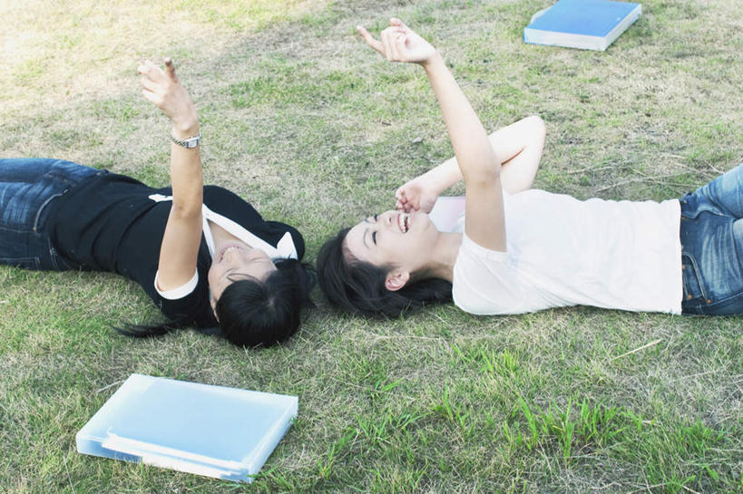 东方人,头发,两个人,伙伴,朋友,躺,举,笑,摸,微笑,露齿笑,横图,俯视,室外,白天,旅游,度假,友谊,草地,草坪,植物,书籍,亚洲,抚摸,指,服装,裤子,注视,牛仔裤,休闲装,黄种人,方向,娱乐,草,衣服,蓝色,绿色,白色,黑色,观察,看,手势,托,享受,休闲,休闲服,放松,服饰,观看,两本,察看,指向,食指,关注,卧着,友情,年轻女性,女人,女性,亚洲人,长发,书,图书,触摸,接触,举起,举手,举着,躺着,卧,向上举,向上伸,向上托,半身,彩图,高角度拍摄
