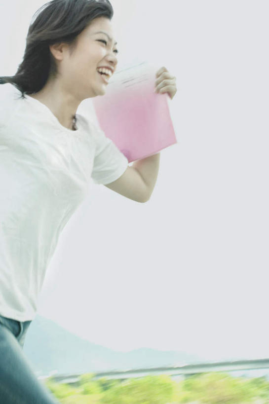 东方人,头发,一个人,站,跑,笑,微笑,露齿笑,竖图,室外,白天,侧面,锻炼,旅游,度假,运动,草地,草坪,植物,书籍,亚洲,仅一个年轻女性,仅一个女性,仅一个人,一本,握,阴影,服装,光线,影子,云,云朵,拿,云彩,拿着,注视,休闲装,黄种人,娱乐,草,树,树木,衣服,粉色,蓝色,绿色,白色,黑色,白云,蓝天,天空,阳光,自然,天,观察,看,站着,享受,休闲,休闲服,放松,抬手,握着,服饰,生长,成长,观看,察看,关注,体育,年轻女性,女人,女性,亚洲人,长发,书,图书,跑步,站立,半身,彩图,健身