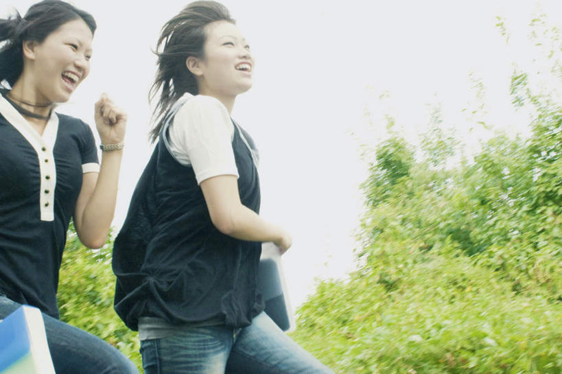 东方人,两个人,伙伴,朋友,站,跑,捧,笑,微笑,露齿笑,横图,室外,白天,侧面,锻炼,旅游,度假,友谊,运动,草地,草坪,植物,书籍,亚洲,一本,握,阴影,服装,裤子,光线,影子,云,云朵,拿,云彩,拿着,抬腿,注视,牛仔裤,休闲装,黄种人,娱乐,草,树,树木,衣服,蓝色,绿色,灰色,白云,蓝天,天空,阳光,自然,天,观察,看,站着,张嘴,享受,休闲,休闲服,放松,抬手,握着,服饰,生长,成长,观看,察看,关注,张大嘴巴,体育,友情,年轻女性,女人,女性,亚洲人,书,图书,张开嘴,端,端着,跑步,捧着,手捧,站立,半身,彩图,健身