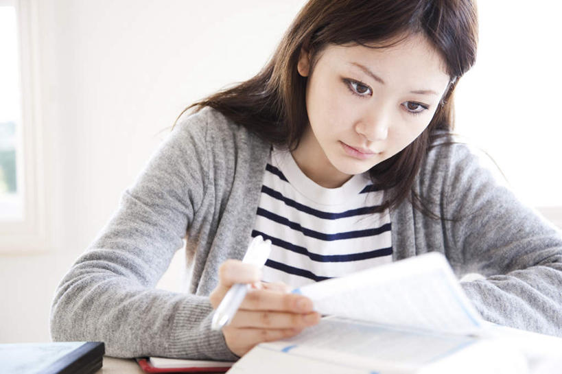 东方人,头发,一个人,坐,笑,摸,微笑,露齿笑,横图,室内,白天,正面,阅读,窗户,桌子,报纸,书籍,亚洲,仅一个年轻女性,仅一个女性,仅一个人,抚摸,握,学习,阴影,条纹,服装,光线,笔,影子,墙,办公用品,拿,拿着,注视,休闲装,黄种人,书桌,玻璃窗,墙壁,墙面,文具,衣服,黑色,灰色,阳光,课桌,学习用品,打开,低头,观察,看,休闲,休闲服,浏览,握着,服饰,观看,文具用品,一支,察看,开启,关注,年轻女性,女人,女性,亚洲人,长发,书,图书,触摸,接触,坐着,半身,彩图