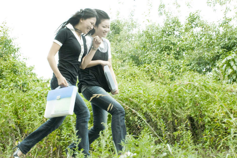 东方人,头发,两个人,伙伴,朋友,站,走,笑,微笑,露齿笑,横图,室外,白天,侧面,旅游,度假,友谊,草地,草坪,植物,书籍,亚洲,阴影,服装,光线,包,皮包,影子,拎,抬腿,注视,休闲装,黄种人,娱乐,草,树,树木,衣服,蓝色,绿色,黑色,灰色,蓝天,天空,阳光,自然,天,低头,观察,看,站着,享受,休闲,休闲服,放松,抬手,服饰,生长,成长,观看,单肩包,察看,关注,友情,年轻女性,女人,女性,亚洲人,长发,书,图书,步行,散步,站立,走路,彩图,全身,拎着