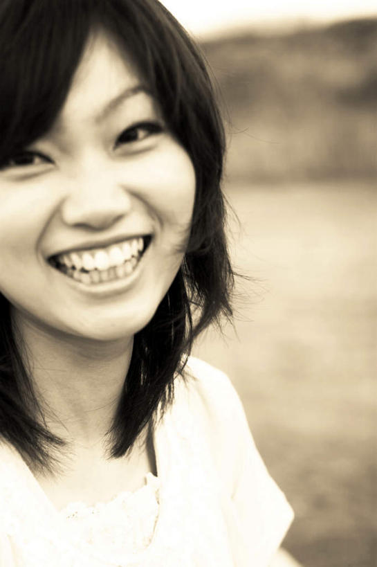 东方人,头发,一个人,坐,笑,微笑,露齿笑,竖图,黑白,室外,特写,白天,正面,旅游,度假,草地,草坪,植物,亚洲,仅一个年轻女性,仅一个女性,仅一个人,阴影,服装,光线,影子,扭头,注视,休闲装,黄种人,娱乐,草,衣服,蓝色,绿色,白色,黑色,蓝天,天空,阳光,天,观察,看,转头,享受,休闲,休闲服,放松,服饰,观看,察看,关注,老照片,旧照,年轻女性,女人,女性,亚洲人,长发,坐着,半身