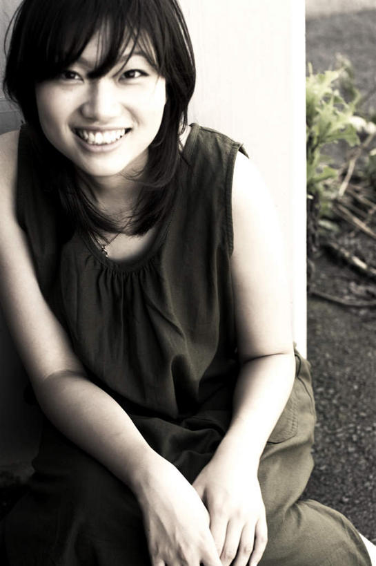 东方人,头发,一个人,坐,笑,摸,微笑,露齿笑,竖图,俯视,黑白,室外,白天,旅游,度假,草地,草坪,植物,亚洲,仅一个年轻女性,仅一个女性,仅一个人,抚摸,阴影,服装,光线,影子,墙,注视,休闲装,黄种人,娱乐,墙壁,墙面,草,衣服,绿色,黑色,阳光,观察,看,靠,靠着,倚靠,享受,休闲,休闲服,放松,服饰,观看,察看,倚着,关注,老照片,旧照,年轻女性,女人,女性,亚洲人,长发,触摸,接触,抬头,仰头,坐着,半身,高角度拍摄