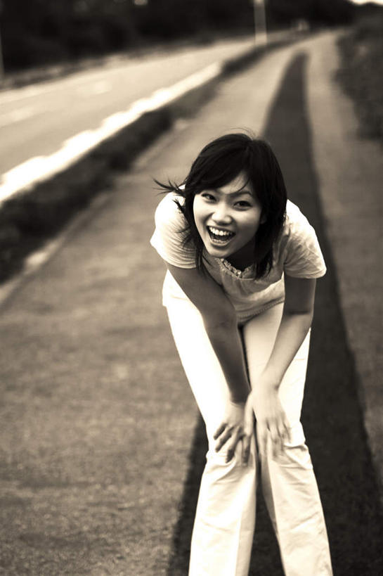 东方人,头发,一个人,站,笑,摸,微笑,露齿笑,竖图,俯视,黑白,室外,白天,旅游,度假,草地,草坪,植物,地铁,亚洲,仅一个年轻女性,仅一个女性,仅一个人,撑,抚摸,弯腰,阴影,服装,光线,影子,轨道交通,注视,休闲装,黄种人,娱乐,草,树,树木,衣服,绿色,白色,黑色,阳光,自然,观察,看,站着,张嘴,享受,休闲,休闲服,放松,服饰,生长,成长,观看,察看,撑着,关注,张大嘴巴,老照片,弯身,旧照,年轻女性,女人,女性,亚洲人,长发,张开嘴,触摸,接触,站立,半身,高角度拍摄,地铁机动车,地下铁,轻轨
