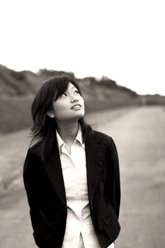 东方人,头发,一个人,站,笑,微笑,露齿笑,竖图,黑白,室外,白天,正面,衬衫,旅游,度假,草地,草坪,植物,亚洲,仅一个年轻女性,仅一个女性,仅一个人,阴影,光线,影子,注视,黄种人,娱乐,草,树,树木,绿色,黑色,天空,阳光,自然,天,观察,看,站着,享受,休闲,放松,生长,成长,观看,察看,关注,老照片,单手抄兜,单手放兜,旧照,年轻女性,女人,女性,亚洲人,插兜,手插兜,手放口袋,抬头,仰头,站立,半身,衬衣,手抄兜