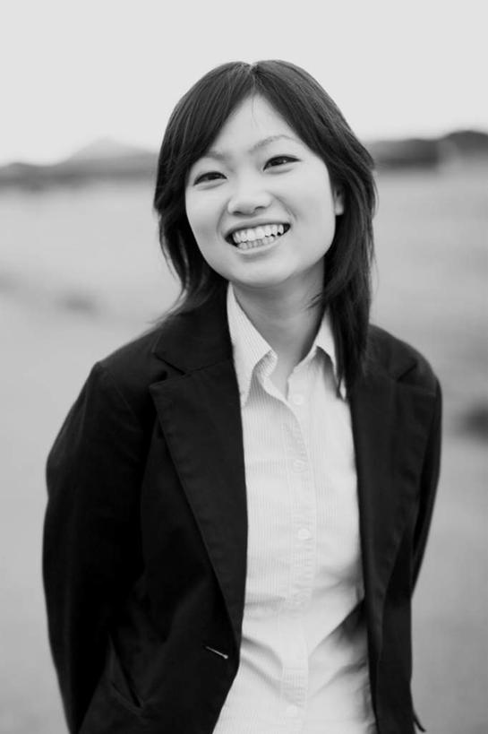 东方人,头发,一个人,站,笑,微笑,露齿笑,竖图,黑白,室外,白天,正面,衬衫,旅游,度假,草地,草坪,植物,亚洲,仅一个年轻女性,仅一个女性,仅一个人,阴影,朦胧,模糊,光线,影子,云,云朵,云彩,注视,黄种人,娱乐,草,树,树木,绿色,黑色,白云,天空,阳光,自然,天,观察,看,站着,享受,休闲,放松,生长,成长,观看,察看,关注,老照片,旧照,年轻女性,女人,女性,亚洲人,长发,站立,半身,衬衣