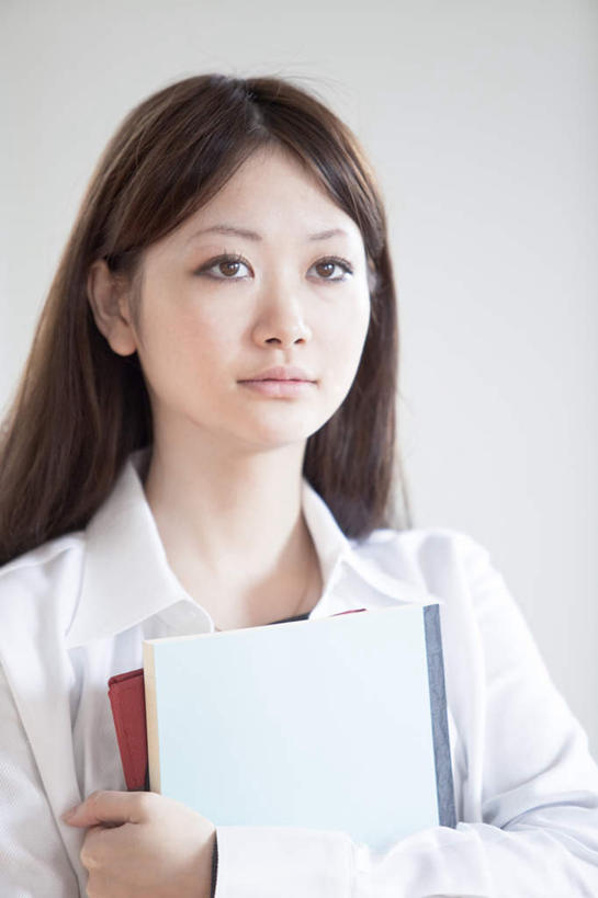 东方人,头发,一个人,商务人士,商务女性,站,捧,笑,摸,微笑,露齿笑,竖图,室内,白天,白色背景,正面,衬衫,亚洲,仅一个年轻女性,仅一个女性,仅一个人,抚摸,握,套装,材料,档案,文件,拿,拿着,注视,黄种人,白色,黑色,资料,观察,看,站着,握着,摄影,影棚,观看,察看,关注,文档,商务装,工薪阶层,年轻女性,女人,女性,亚洲人,长发,白领,上班族,触摸,端,端着,接触,捧着,手捧,站立,半身,彩图,影棚拍摄,衬衣,拍摄