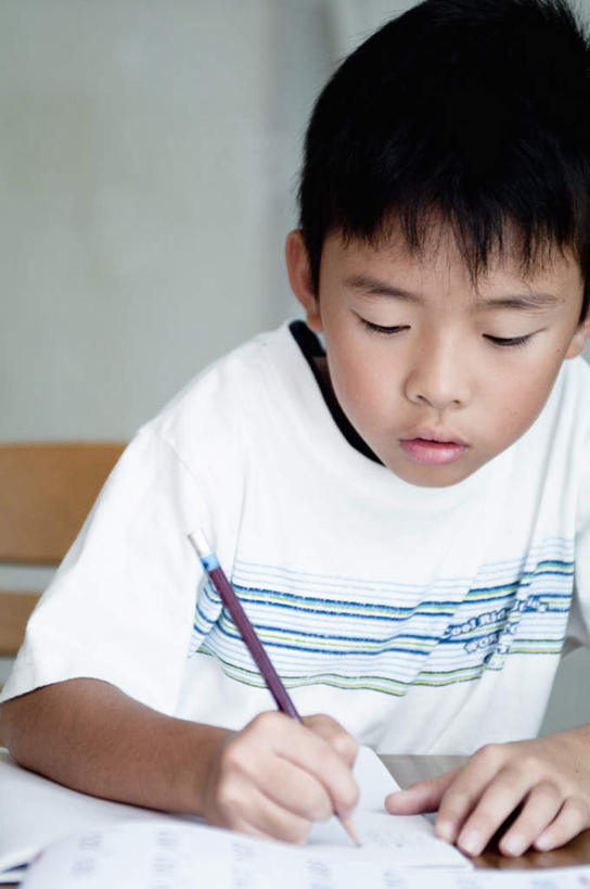 东方人,儿童,头发,一个人,坐,笑,摸,微笑,露齿笑,竖图,俯视,室内,白天,纯洁,桌子,椅子,亚洲,仅一个男性,仅一个人,抚摸,握,写,服装,笔,木椅,墙,办公用品,记事本,拿,拿着,注视,休闲装,黄种人,书桌,墙壁,墙面,文具,小孩,衣服,白色,黑色,本子,笔记本,课桌,学习用品,低头,观察,记录,看,靠,靠着,倚靠,仅一个小孩,休闲,休闲服,可爱,童年,童趣,握着,服饰,观看,文具用品,一支,察看,倚着,关注,童真,烂漫,无邪,天真,男孩,男人,男性,亚洲人,孩子,触摸,接触,坐着,半身,彩图,高角度拍摄,男生