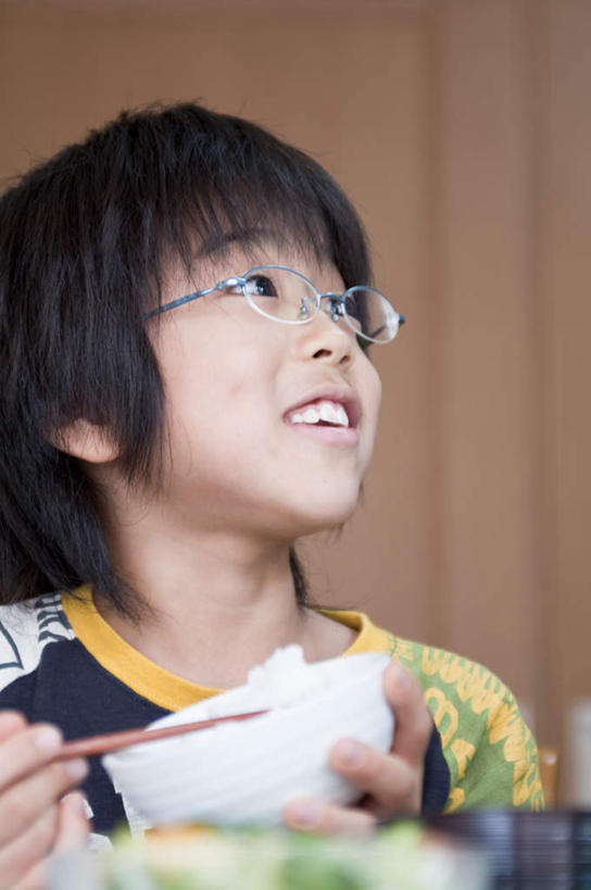 米饭,东方人,儿童,头发,一个人,坐,捧,笑,摸,微笑,露齿笑,竖图,室内,白天,正面,纯洁,筷子,餐具,亚洲,仅一个男性,仅一个人,一副,一双,抚摸,握,阴影,服装,光线,眼镜,影子,墙,饭,拿,拿着,注视,休闲装,黄种人,文化,传统,墙壁,墙面,一个,小孩,衣服,蓝色,黑色,阳光,碗,观察,看,仅一个小孩,休闲,休闲服,可爱,童年,童趣,握着,服饰,单个,观看,礼节,五谷,察看,关注,礼仪,近视眼镜,童真,烂漫,无邪,一碗,天真,男孩,男人,男性,亚洲人,孩子,进餐用具,触摸,端,端着,接触,捧着,手捧,抬头,仰头,坐着,半身,彩图,男生