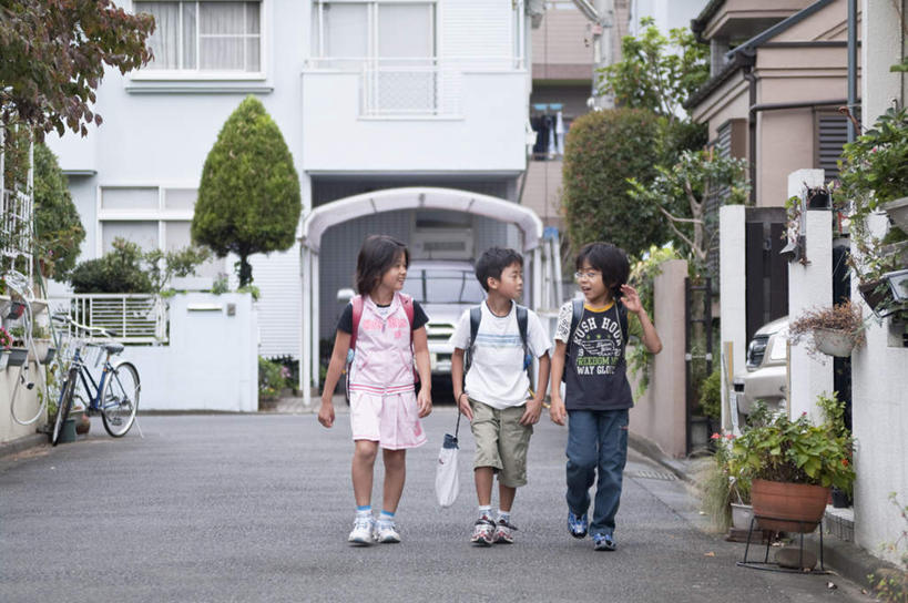 东方人,儿童,背,三个人,伙伴,朋友,家,站,走,笑,微笑,露齿笑,横图,室外,白天,正面,旅游,度假,友谊,纯洁,成功,合作,团队,集体,信心,草地,草坪,植物,道路,路,自行车,亚洲,一辆,一排,阴影,服装,整齐,光线,盆栽,影子,房屋,墙,屋子,小路,盆景,交通,拎,扭头,注视,休闲装,黄种人,娱乐,队伍,楼房,相视,墙壁,墙面,住宅,车,脚踏车,草,树,树木,排列,小孩,衣服,粉色,蓝色,绿色,白色,阳光,自然,交通工具,背着,观察,看,站着,转头,享受,休闲,面对面,休闲服,放松,可爱,童年,童趣,服饰,生长,成长,观看,对视,察看,成就,队列,关注,载具,相对,合伙,童真,烂漫,无邪,相看,天真,友情,男孩,男人,男性,女孩,女人,女性,亚洲人,步行,散步,站立,走路,彩图,全身,房子,男生,女生,拎着