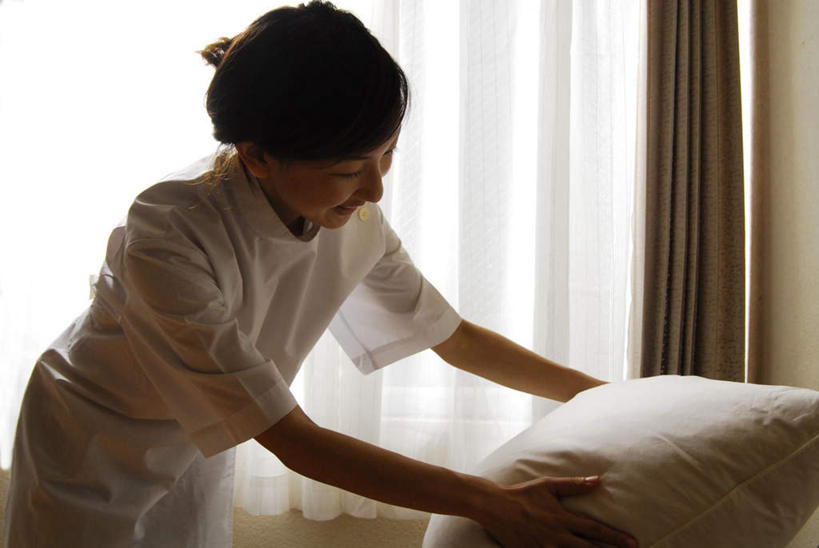 东方人,头发,一个人,站,笑,摸,微笑,露齿笑,横图,室内,白天,正面,窗户,床,靠垫,落地窗,卧室,亚洲,仅一个年轻女性,仅一个女性,仅一个人,抚摸,弯腰,握,阴影,服装,光线,影子,墙,床单,靠枕,拿,拿着,注视,休闲装,黄种人,被子,玻璃窗,墙壁,墙面,一个,衣服,白色,黑色,阳光,垫子,枕头,低头,观察,看,站着,休闲,休闲服,握着,服饰,单人床,单个,观看,察看,被单,关注,弯身,年轻女性,女人,女性,亚洲人,触摸,接触,站立,半身,彩图,睡房,卧房