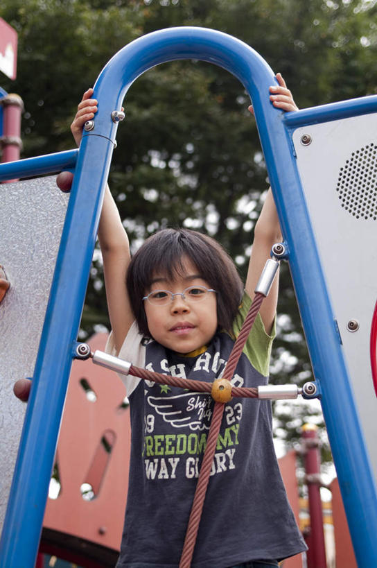 东方人,儿童,头发,一个人,站,举,伸展双臂,笑,摸,微笑,露齿笑,竖图,室外,白天,正面,旅游,度假,纯洁,草地,草坪,植物,游乐场,亚洲,仅一个男性,仅一个人,抚摸,阴影,服装,光线,影子,注视,休闲装,黄种人,娱乐,草,小孩,衣服,蓝色,绿色,黑色,阳光,观察,看,托,站着,仅一个小孩,享受,休闲,休闲服,放松,可爱,童年,童趣,服饰,游乐设施,观看,察看,关注,童真,烂漫,无邪,天真,男孩,男人,男性,亚洲人,孩子,敞开双臂,触摸,接触,举起,举手,举着,伸开双臂,向上举,向上伸,向上托,展开双肩,站立,张开手臂,张开双臂,半身,彩图,男生