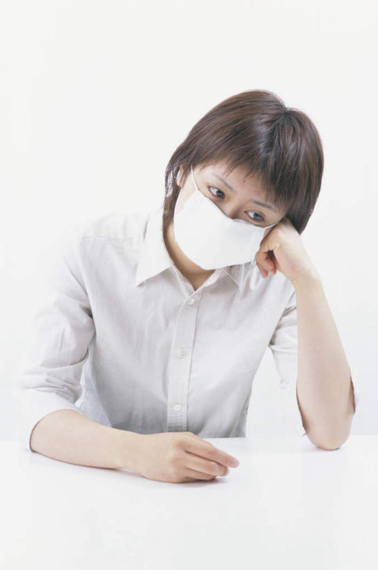 东方人,头发,一个人,坐,笑,摸,微笑,露齿笑,竖图,俯视,室内,白天,桌面,亚洲,仅一个年轻女性,仅一个女性,仅一个人,撑,抚摸,阴影,服装,分离,光线,影子,墙,过滤,分开,托腮,注视,休闲装,黄种人,墙壁,墙面,一个,衣服,白色,黑色,灰色,阳光,口罩,低头,观察,看,托,休闲,休闲服,隔断,遮掩,服饰,单个,观看,隔离,察看,卫生,掩盖,遮挡,关注,净化,托下巴,间隔,预防,遮盖,防尘,掩饰,断绝,隔开,屏蔽,屏绝,远离,中断,阻遏,阻隔,年轻女性,女人,女性,亚洲人,触摸,接触,坐着,半身,彩图,高角度拍摄,短发
