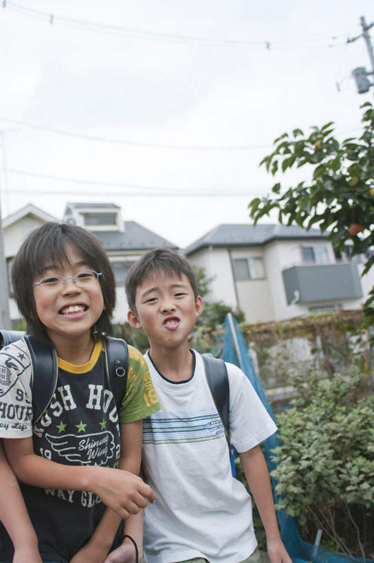 东方人,儿童,背,头发,两个人,伙伴,朋友,家,站,笑,微笑,露齿笑,竖图,室外,白天,正面,旅游,度假,友谊,纯洁,植物,亚洲,阴影,服装,光线,影子,房屋,屋子,云,云朵,云彩,注视,休闲装,黄种人,娱乐,楼房,住宅,树,树木,小孩,衣服,蓝色,绿色,白色,黑色,白云,蓝天,天空,阳光,自然,天,背着,观察,看,站着,张嘴,享受,休闲,鬼脸,休闲服,放松,可爱,童年,童趣,服饰,生长,成长,观看,察看,关注,张大嘴巴,童真,烂漫,无邪,天真,友情,男孩,男人,男性,亚洲人,张开嘴,站立,半身,彩图,房子,男生