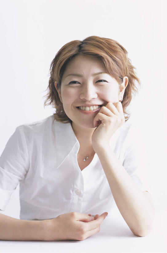 东方人,脸,头,脸颊,头发,一个人,坐,笑,摸,微笑,露齿笑,竖图,室内,白天,白色背景,正面,衬衫,桌面,亚洲,仅一个年轻女性,仅一个女性,仅一个人,撑,抚摸,阴影,光线,影子,墙,托腮,注视,黄种人,墙壁,墙面,黄色,白色,阳光,观察,看,托,摄影,影棚,观看,察看,关注,托下巴,年轻女性,女人,女性,亚洲人,头部,脸部,脸蛋,面部,触摸,接触,坐着,半身,彩图,影棚拍摄,衬衣,拍摄,短发