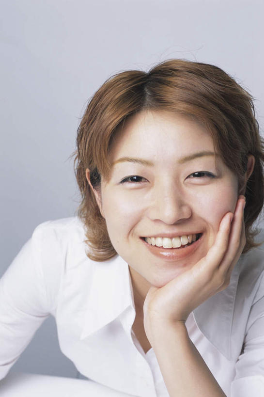 东方人,脸,头,脸颊,头发,一个人,坐,笑,摸,微笑,露齿笑,竖图,室内,白天,白色背景,正面,衬衫,桌面,亚洲,仅一个年轻女性,仅一个女性,仅一个人,撑,抚摸,阴影,光线,影子,墙,托腮,注视,黄种人,墙壁,墙面,黄色,白色,阳光,观察,看,托,摄影,影棚,观看,察看,关注,托下巴,年轻女性,女人,女性,亚洲人,头部,脸部,脸蛋,面部,触摸,接触,坐着,半身,彩图,影棚拍摄,衬衣,拍摄,短发