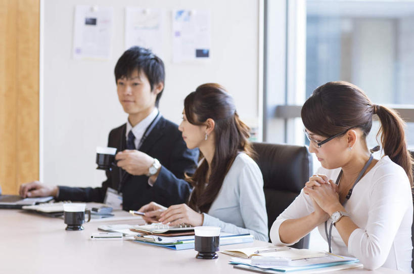 东方人,头发,三个人,同事,商务人士,商务男性,商务女性,坐,捧,笑,摸,微笑,露齿笑,横图,室内,白天,正面,衬衫,成功,合作,团队,集体,信心,窗户,桌子,杯子,餐具,椅子,亚洲,一排,抚摸,握,阴影,套装,整齐,光线,材料,瓷器,档案,碟子,盘,文件,影子,办公桌,木椅,墙,咖啡杯,陶瓷制品,拿,拿着,扭头,注视,黄种人,队伍,玻璃窗,墙壁,墙面,排列,白色,黑色,阳光,盘子,资料,碟,观察,看,靠,靠着,倚靠,转头,握着,观看,察看,领导,倚着,成就,队列,关注,文档,瓷杯,商务装,合伙,领袖,工薪阶层,男人,男性,年轻男性,年轻女性,女人,女性,亚洲人,长发,白领,上班族,触摸,端,端着,接触,捧着,手捧,坐着,半身,彩图,衬衣