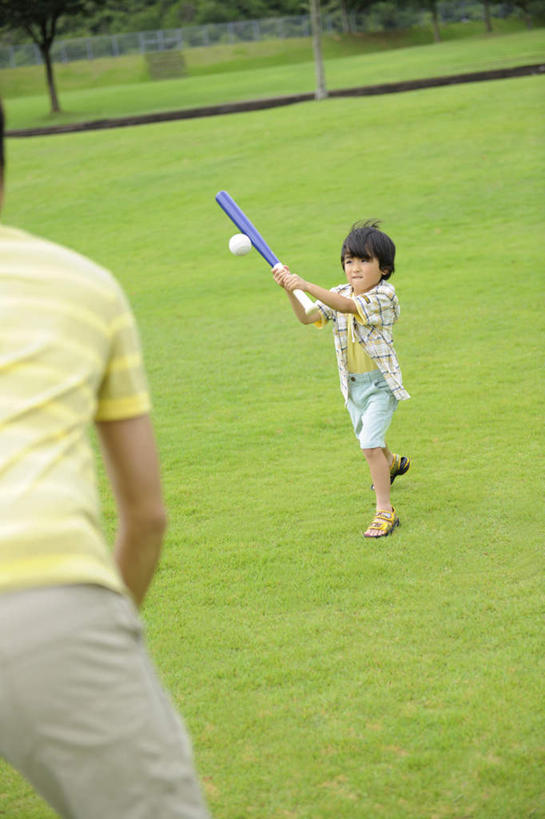 东方人,儿童,两个人,家庭,父亲,女儿,站,举,笑,微笑,露齿笑,竖图,俯视,室外,白天,锻炼,旅游,度假,游戏,纯洁,运动,棒球,垒球,草地,草坪,植物,亚洲,握,阴影,服装,光线,影子,拿,玩,拿着,注视,休闲装,黄种人,娱乐,球,草,树,树木,小孩,衣服,黄色,绿色,阳光,自然,观察,看,托,站着,享受,休闲,温暖,温馨,父女,一家人,休闲服,放松,父爱,可爱,童年,童趣,握着,服饰,生长,成长,观看,活动,和睦,察看,发泄,关注,消遣,智力,童真,烂漫,无邪,宣泄,体育,天真,男人,男性,年轻男性,女孩,亚洲人,孩子,年轻人,举起,举手,举着,玩耍,嬉戏,向上举,向上伸,向上托,站立,半身,彩图,高角度拍摄,健身,融洽,女生