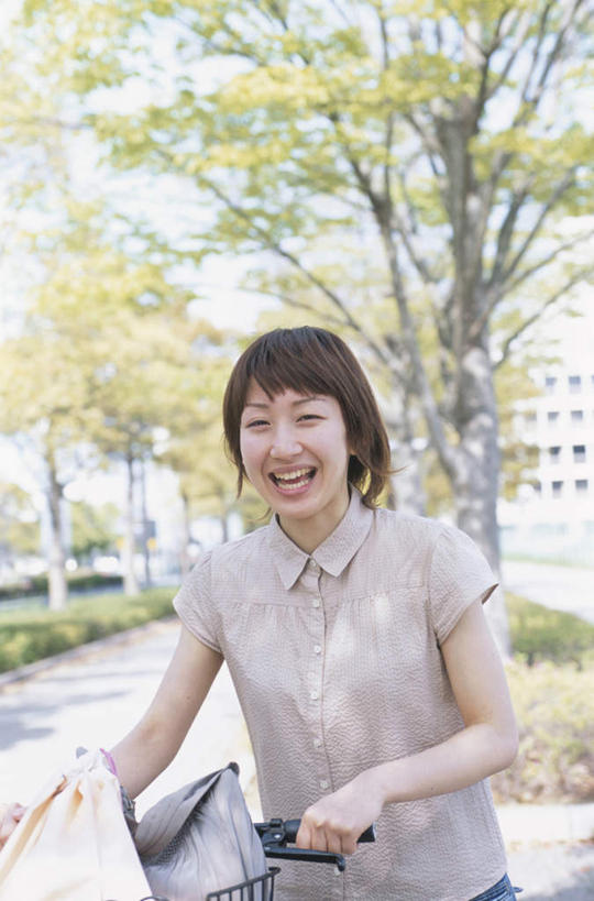 东方人,头发,一个人,家,站,走,笑,摸,微笑,露齿笑,竖图,室外,白天,正面,旅游,度假,草地,草坪,植物,自行车,亚洲,仅一个年轻女性,仅一个女性,仅一个人,抚摸,握,阴影,服装,光线,包,皮包,影子,房屋,屋子,注视,休闲装,黄种人,娱乐,楼房,住宅,车,脚踏车,草,树,树木,两个,衣服,蓝色,绿色,黑色,灰色,蓝天,天空,阳光,自然,交通工具,天,观察,看,站着,享受,休闲,休闲服,放松,握着,服饰,生长,成长,观看,单肩包,察看,关注,载具,年轻女性,女人,女性,亚洲人,步行,触摸,接触,散步,站立,走路,半身,彩图,房子