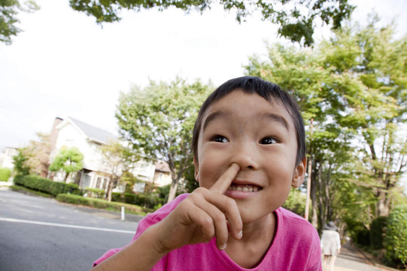 东方人,儿童,头发,一个人,家,站,举,笑,摸,微笑,露齿笑,横图,室外,白天,正面,纯洁,植物,道路,路,亚洲,仅一个男性,仅一个人,抚摸,阴影,服装,光线,影子,房屋,墙,屋子,云,云朵,小路,交通,云彩,注视,休闲装,黄种人,楼房,墙壁,墙面,住宅,树,树木,小孩,衣服,粉色,蓝色,绿色,黑色,白云,蓝天,天空,阳光,自然,天,观察,看,托,挖,站着,仅一个小孩,休闲,休闲服,可爱,童年,童趣,服饰,乡间小路,生长,成长,观看,察看,关注,童真,烂漫,无邪,天真,男孩,男人,男性,亚洲人,孩子,触摸,接触,举起,举手,举着,抬头,向上举,向上伸,向上托,仰头,站立,半身,彩图,房子,男生