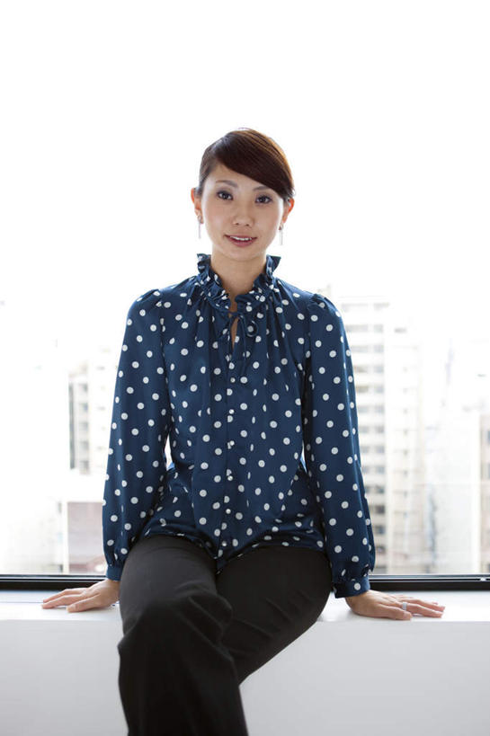 东方人,头发,一个人,家,栏杆,坐,笑,摸,交叉,微笑,露齿笑,竖图,室内,白天,正面,窗户,亚洲,仅一个年轻女性,仅一个女性,仅一个人,许多,撑,抚摸,阴影,服装,光线,影子,斑点,房屋,墙,屋子,围栏,二郎腿,注视,休闲装,黄种人,护栏,楼房,玻璃窗,墙壁,墙面,住宅,衣服,蓝色,白色,黑色,阳光,观察,看,休闲,休闲服,服饰,观看,察看,撑着,关注,相交,交集,年轻女性,女人,女性,亚洲人,长发,触摸,接触,坐着,半身,彩图,房子