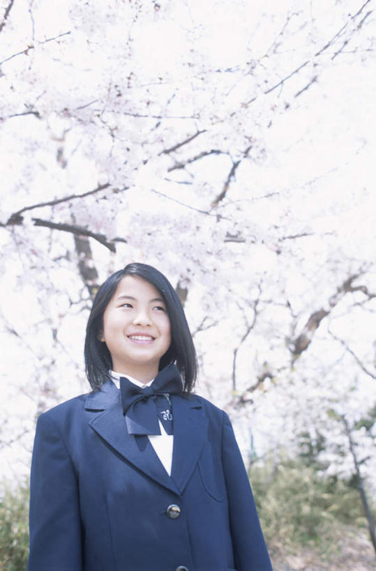 东方人,头发,一个人,站,笑,微笑,露齿笑,竖图,室外,白天,仰视,衬衫,旅游,度假,草地,草坪,植物,樱花,亚洲,仅一个年轻女性,仅一个女性,仅一个人,阴影,盛开,光线,影子,云,云朵,花蕾,云彩,注视,黄种人,娱乐,草,花,花瓣,花朵,鲜花,粉色,蓝色,绿色,黑色,白云,蓝天,天空,阳光,天,花苞,花蕊,观察,看,站着,享受,休闲,放松,观看,察看,关注,仙樱花,福岛樱,青肤樱,年轻女性,女人,女性,亚洲人,长发,荆桃,站立,半身,彩图,低角度拍摄,衬衣