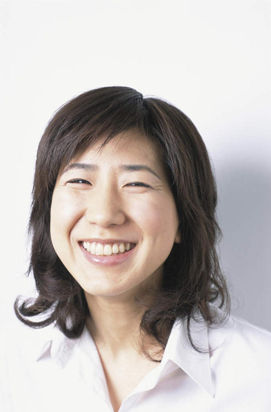 东方人,头发,一个人,站,笑,微笑,露齿笑,竖图,室内,特写,白天,白色背景,正面,亚洲,仅一个年轻女性,仅一个女性,仅一个人,阴影,服装,光线,影子,墙,注视,休闲装,黄种人,墙壁,墙面,衣服,白色,黑色,阳光,观察,看,靠,靠着,倚靠,站着,休闲,休闲服,摄影,服饰,影棚,观看,察看,倚着,关注,年轻女性,女人,女性,亚洲人,站立,半身,彩图,影棚拍摄,拍摄,短发