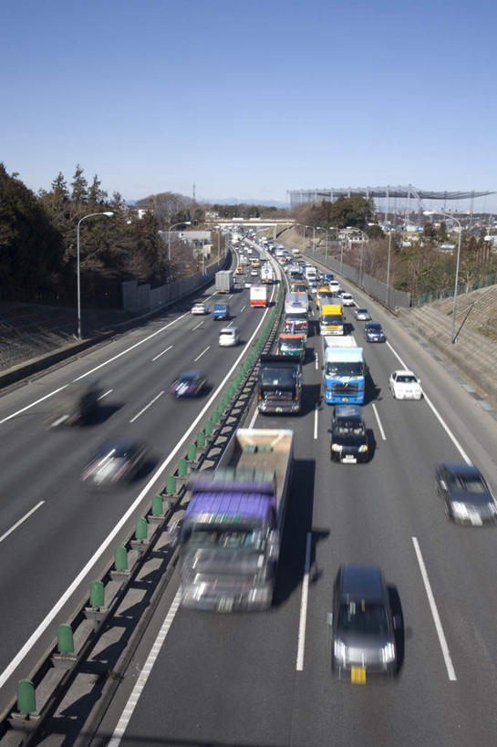 无人,竖图,俯视,室外,白天,旅游,度假,草地,草坪,美景,山,山脉,植物,道路,路,路灯,公路,汽车,照明,神奈川,日本,亚洲,一排,阴影,整齐,光线,影子,景观,山峰,云,云朵,灯光,分界线,停车线,交通,山峦,神奈川县,云彩,娱乐,车,灯,草,树,树木,排列,蓝色,绿色,白云,蓝天,天空,阳光,自然,交通工具,轿车,群山,天,享受,休闲,景色,放松,生长,成长,车行道,车行道分界线,照亮,照明设备,队列,自然风光,载具,标线,东亚,车行线,本州,关东地方,本州岛,日本国,马路,彩图,高角度拍摄