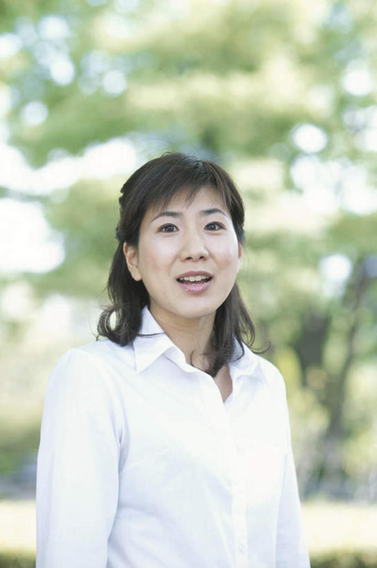 东方人,头发,一个人,站,笑,微笑,露齿笑,竖图,室外,白天,正面,旅游,度假,草地,草坪,植物,叶子,亚洲,仅一个年轻女性,仅一个女性,仅一个人,一副,阴影,服装,朦胧,模糊,光线,眼镜,影子,绿叶,扭头,注视,休闲装,黄种人,娱乐,草,树,树木,衣服,绿色,白色,黑色,阳光,自然,观察,看,站着,张嘴,转头,享受,休闲,休闲服,嫩叶,放松,服饰,生长,成长,观看,察看,关注,近视眼镜,张大嘴巴,年轻女性,女人,女性,亚洲人,长发,叶,叶片,张开嘴,站立,半身,彩图