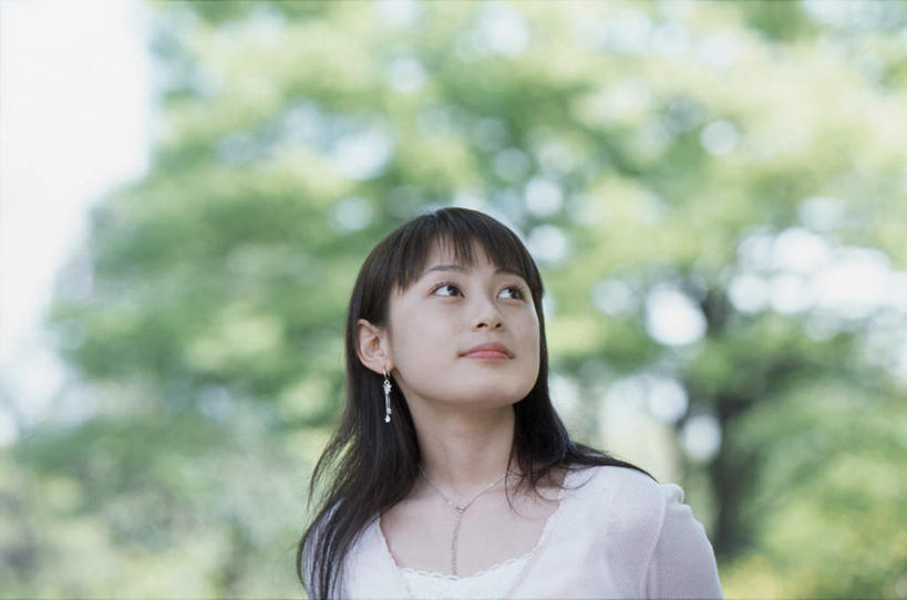 东方人,头发,一个人,站,笑,微笑,露齿笑,横图,室外,白天,仰视,旅游,度假,植物,项链,亚洲,仅一个年轻女性,仅一个女性,仅一个人,阴影,服装,朦胧,模糊,光线,影子,扭头,注视,休闲装,黄种人,娱乐,装饰品,树,树木,衣服,蓝色,绿色,白色,黑色,蓝天,天空,阳光,自然,耳环,饰品,首饰,天,观察,看,站着,转头,享受,休闲,休闲服,放松,服饰,生长,成长,观看,察看,关注,年轻女性,女人,女性,亚洲人,长发,站立,半身,彩图,低角度拍摄