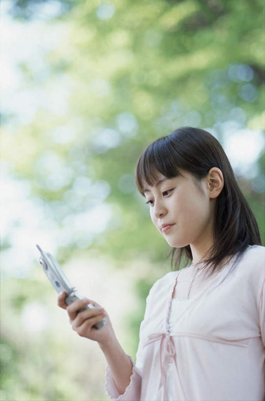 东方人,头发,一个人,站,捧,笑,打电话,微笑,露齿笑,竖图,室外,白天,侧面,旅游,度假,植物,电话,手机,亚洲,仅一个年轻女性,仅一个女性,仅一个人,敲打,握,阴影,服装,朦胧,模糊,光线,影子,拿,拿着,注视,休闲装,黄种人,娱乐,输入,通讯设备,树,树木,衣服,蓝色,绿色,白色,黑色,蓝天,天空,阳光,自然,天,打字,低头,观察,看,站着,享受,休闲,休闲服,放松,握着,遮,遮掩,服饰,生长,成长,观看,点击,敲击,察看,掩盖,遮挡,关注,遮盖,一部,掩饰,交流,按键,年轻女性,女人,女性,亚洲人,长发,端,端着,沟通,捧着,手捧,通话,站立,半身,彩图